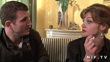 Настоящее искусство молодой парень удовлетворяет зрелую соседку в жарком сексе