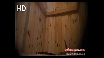 Скрытая камера зафиксирует интимные моменты в женском туалете - смотри, как красотки писают и выпускают свои потаенные желания