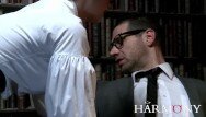 Грудастая сучка дрочит на глазах фетишистов