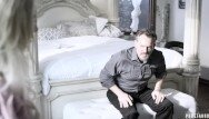 Озабоченный папа воспитывает дочь большим членом