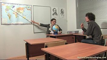 Индивидуальный урок географии превратился в секс с учительницей на учительском столе