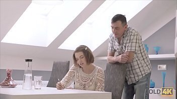 Молодая девушка сосредоточена на учебе, но не устояла перед соседом и получила жаркий секс