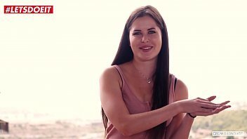 Озабоченные мужики публично ебут русскую деваху