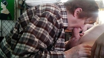 Взрослая женщина удовлетворяет молодого парня сладким минетом