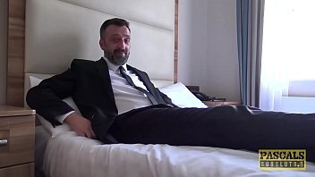 Французский порно актёр удовлетворяет женщин в постели грубый анальный секс с зрелой милфой на кастинге