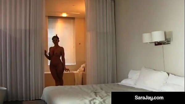 Милфа-нимфоманка Sara Jay принимает два черных члена в свои мокрые дырки!