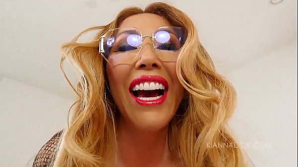 Милфа с большими сиськами Kianna Dior делает минет в сеточку в видео от первого лица