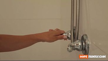 Семейное порно с мамкой и подружкой насилует дочку