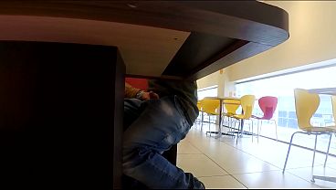 Дрочка в кафе: первое свидание, общественный экшн