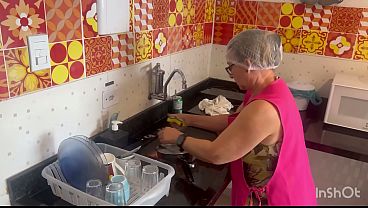 Старшая горничная желает испытать черный член порнозвезды