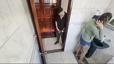 Родственник целует и трется о сводной падчерице в ванной