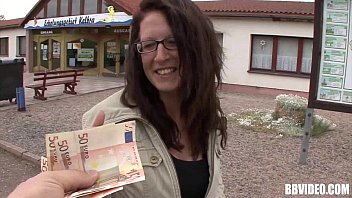 Парень зарабатывает на удовольствии жесткий секс с зрелой женщиной за деньги