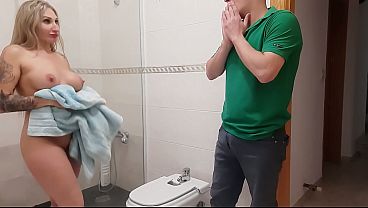 Шлюха с огромными сиськами трахается с пасынком в душе