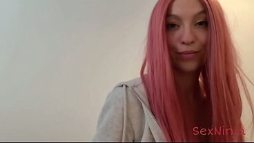 Мачеха слюнила, пока смотрела на его стоячий член