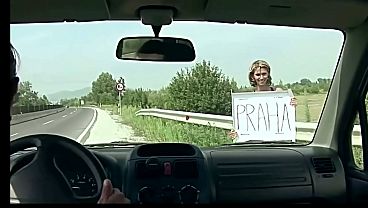 Девушка-автостопщица в бондаже на обочине дороги